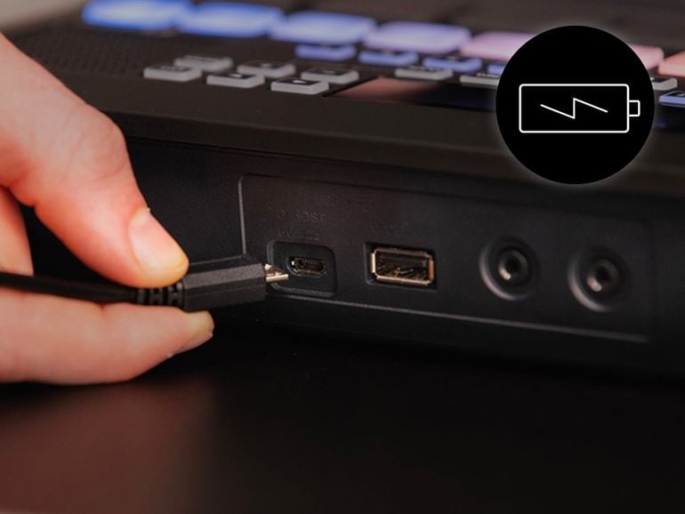 Primer plano de la mano conectando la fuente de alimentación al terminal USB TO HOST del FGDP