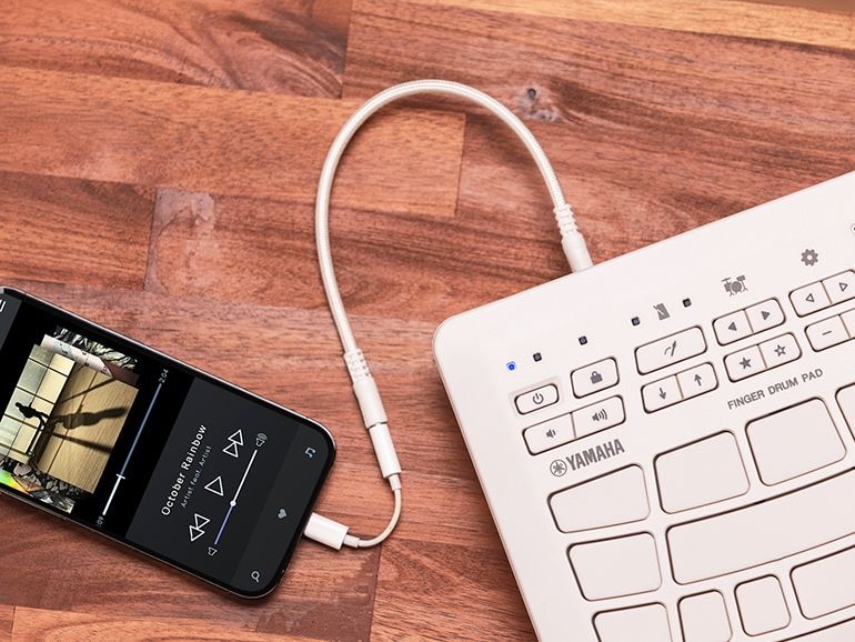 El FGDP-30 se conecta a un teléfono inteligente mediante un cable de audio. Se está utilizando una aplicación de reproductor de música en el teléfono inteligente.