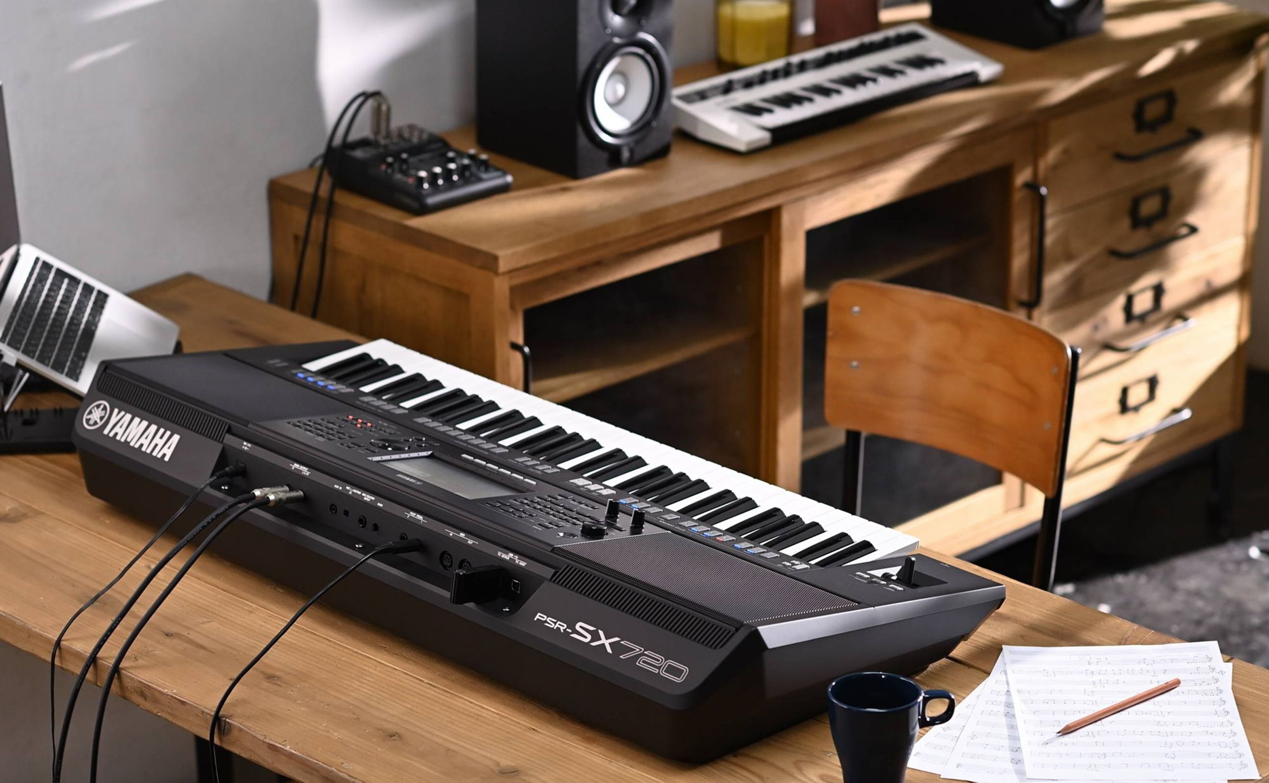 Yamaha Arranger Workstation PSR-SX720 on a desk