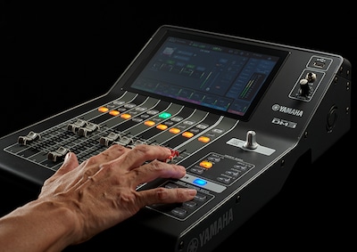 Consola de mezclas digital Yamaha DM3: control preciso de los niveles del monitor