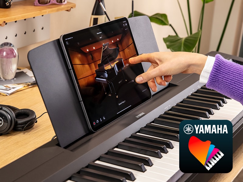 El icono de la aplicación Yamaha “Smart Pianist”, junto con una tableta colocada en el atril del P-145