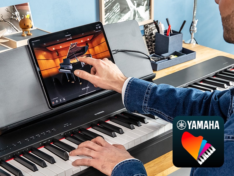 El ícono de la aplicación Yamaha “Smart Pianist”, junto con una tableta colocada en el soporte de imagen musical maduro del P-225