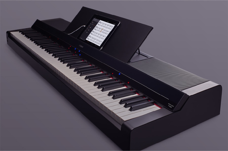 The Yamaha P-S500 and a smart device displaying a music score using the Smart Pianist app